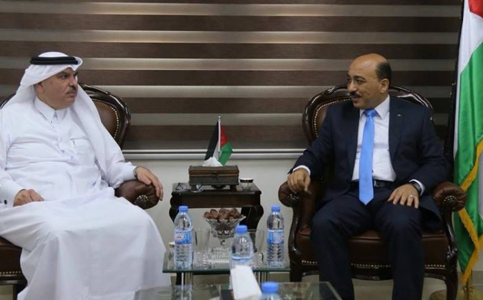 جانب من الاجتماع بين السفير القطري ووزير الأشغال
